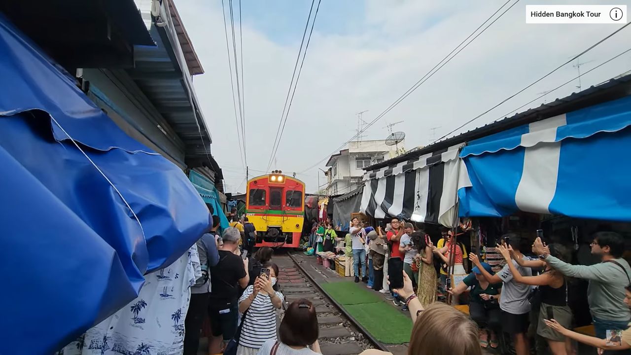 Live Webcam Mae Klong Railway Market – Thailand
