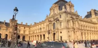 Louvre Museum Live Webcam Tour