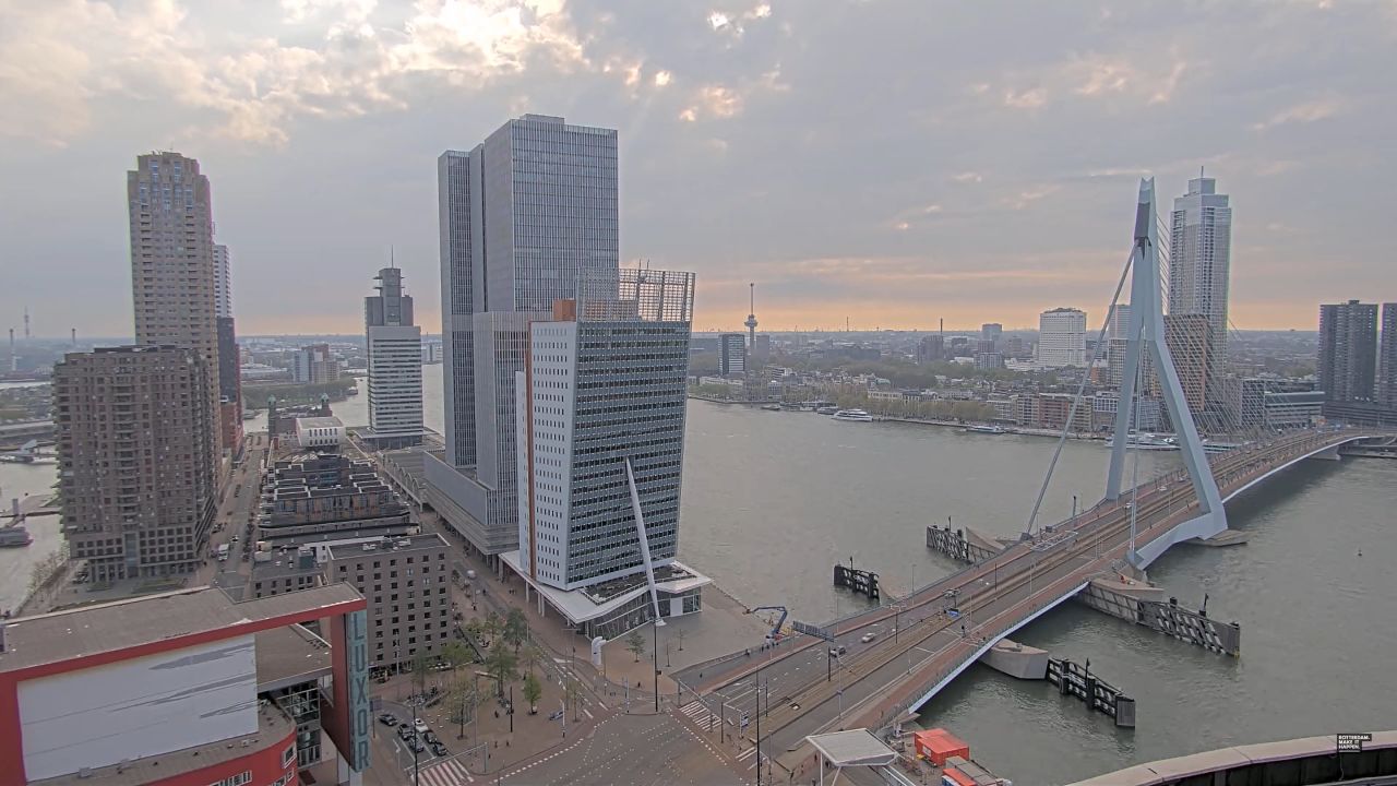 Webcam Rotterdam, Erasmusbrug Bridge – KPN Led Wall