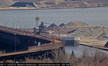 Western Duluth Harbor Live Webcam - Lincoln Park Middle School